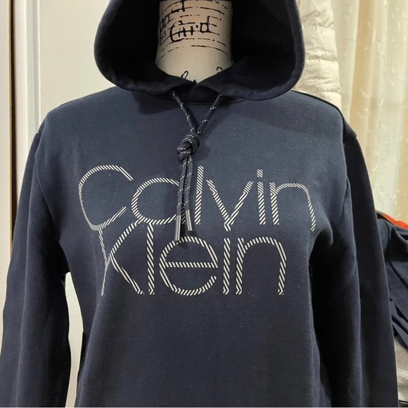 NWOT Women’s Size Small Calvin Klein Oversized Hoodie With Reflective Logo Navy - Picture 2 of 8